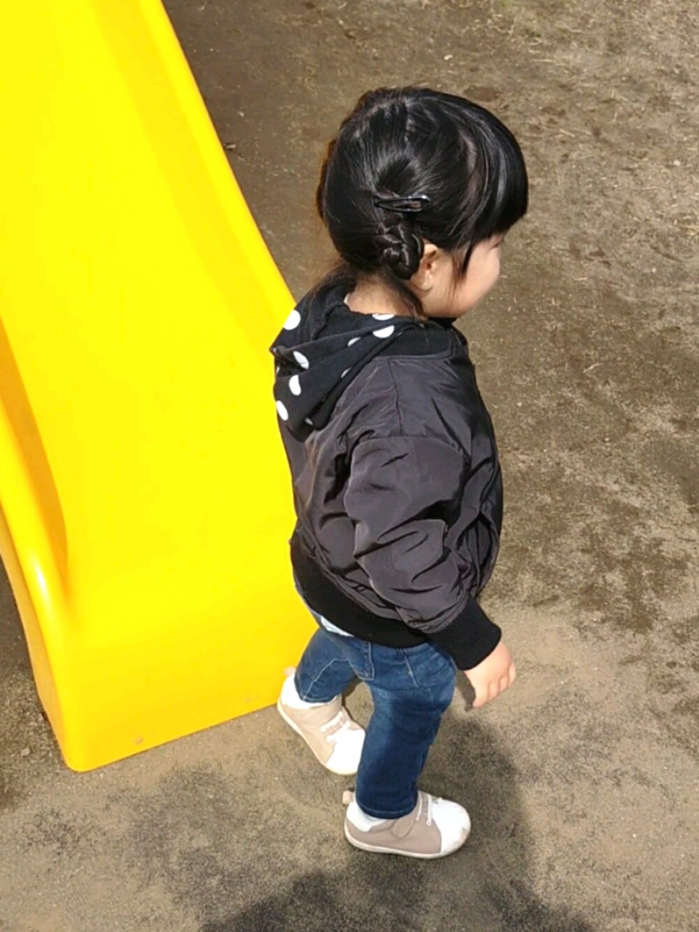 「RUGGEDWORKSのキッズユニセックスドット裏毛パーカー（パーカー、ブラック系）」を使った、mugi:)mamaさん（キッズ・90cm）の春コーディネートの1枚目の写真