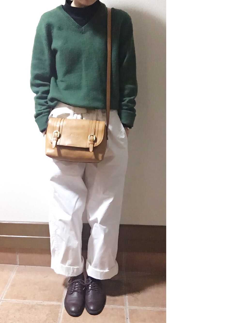 「ショルダーバッグ、Vネック、Vネックニット、タートルネック、タートルネックニット、チノパン、革靴、ニット、グリーン、白パンツ」｜「RNA-NのE3966 オイルレザープレーントゥ（その他シューズ、ブラウン系）」を使った、ハルさん（レディース・158cm）の春コーディネートの1枚目の写真