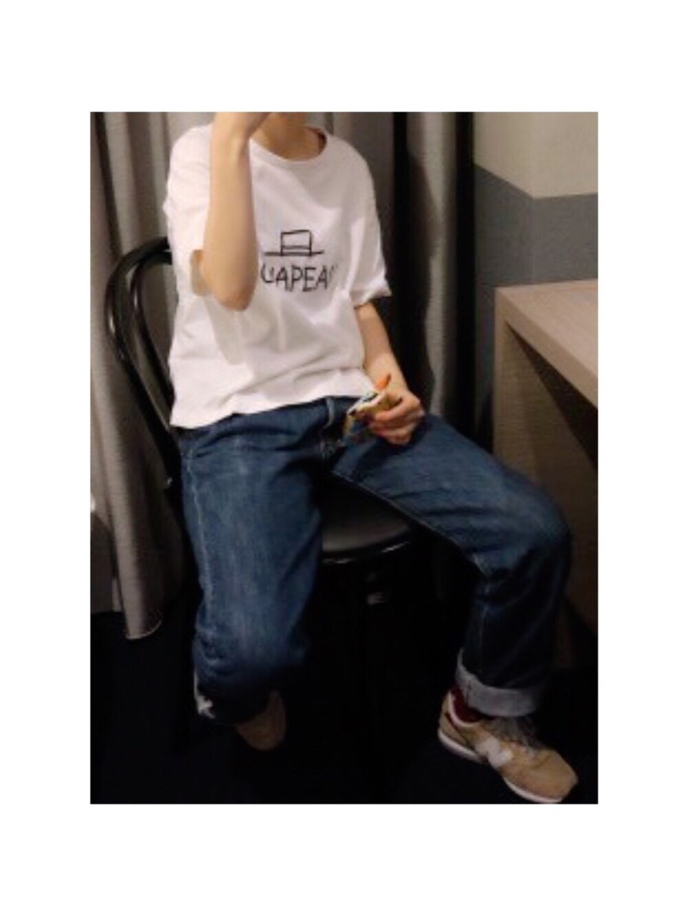 「白Tシャツ、デニム、Tシャツ、スニーカー、デニムパンツ、ジーンズ、ニューバランス、ストレートデニム」｜「NEW BALANCEの＜NEW BALANCE（ニューバランス）＞MRL996 スニーカー（スニーカー、ベージュ系）」を使った、ハルさん（レディース・158cm）の春コーディネートの1枚目の写真