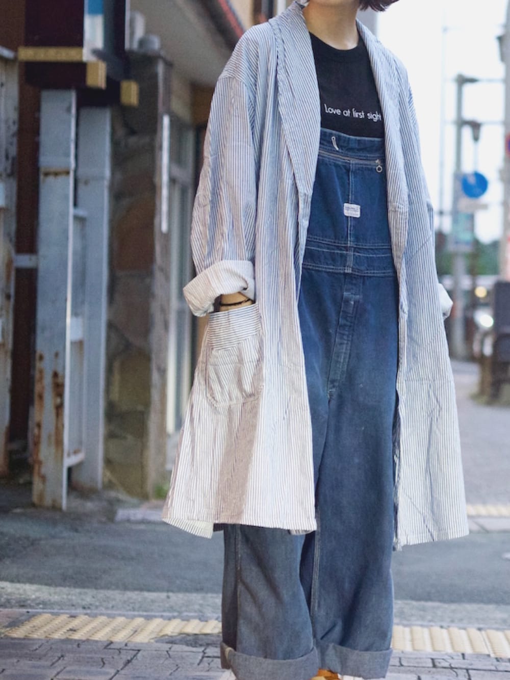 「Tシャツ、Tシャツ×デニム、オーバーオール、サロペット、ガウン、サンダル、デニム、デニムパンツ、ロゴT、黒Tシャツ」｜「HERCULESのアイテム（サロペット/オーバーオール、ブルー系）」を使った、ハルさん（レディース・158cm）の夏コーディネートの1枚目の写真