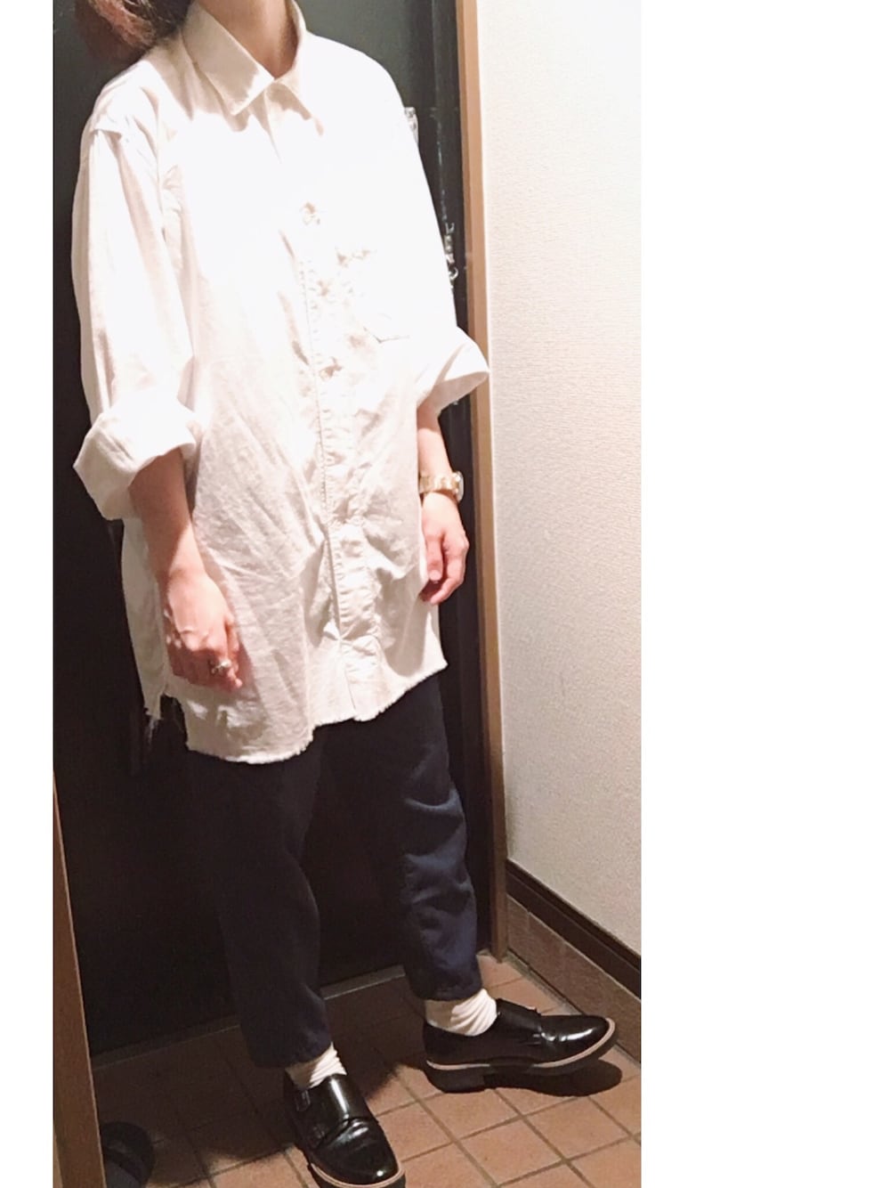 「シャツスタイル、白シャツ、シャツ、リメイク、チノパン、白ソックス、ダブルモンク、TSUMORI CHISATO、シンプル、シンプルコーデ」｜「HENRY LONDONのHENRY LONDON "CHISWICK<39mm>" HL39-M-0102（アナログ腕時計、グリーン系）」を使った、ハルさん（レディース・158cm）の秋コーディネートの1枚目の写真
