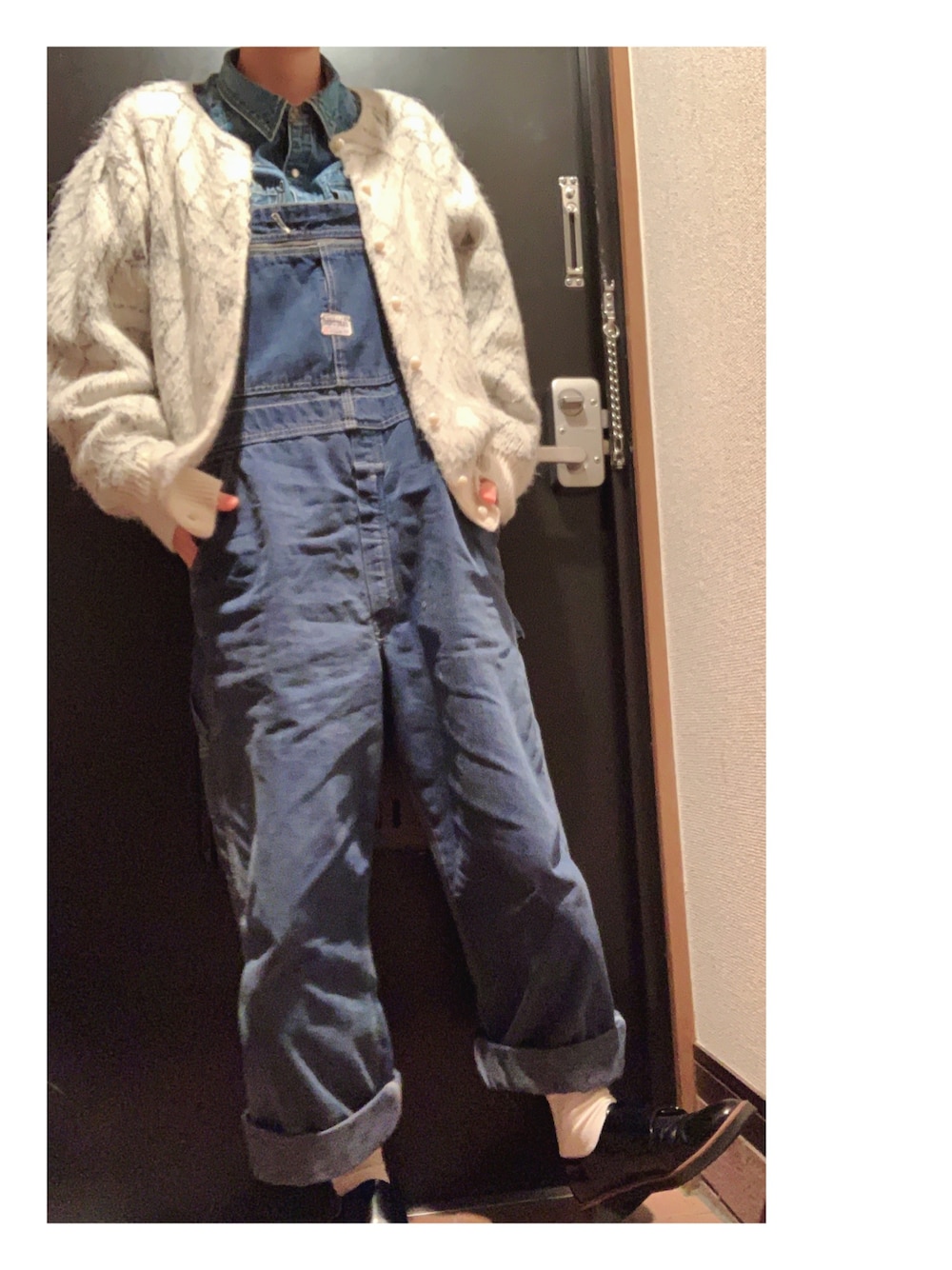 「カーディガン、ダンガリーシャツ、デニム、デニムシャツ、オーバーオール、サロペット、エナメルシューズ、古着、古着MIX、古着コーデ」｜「古着のアイテム（ニット/セーター、ホワイト系）」を使った、ハルさん（レディース・158cm）の春コーディネートの1枚目の写真