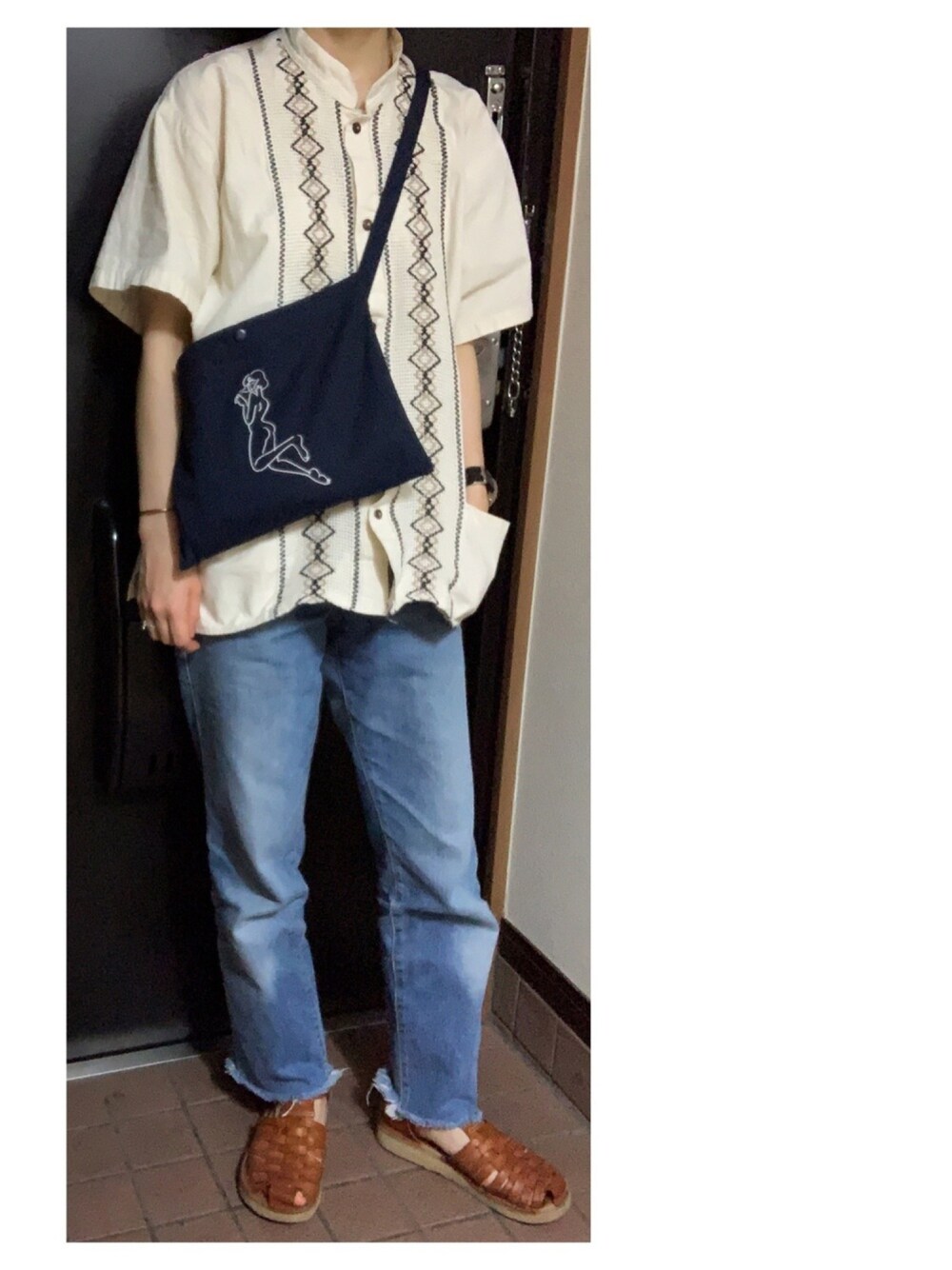 「刺繍、刺繍ブラウス、シャツ、シャツスタイル、古着、古着MIX、デニム、デニムパンツ、サコッシュ、グルカサンダル」｜「たなかみさきのアイテム（ショルダーバッグ、ブラック系）」を使った、ハルさん（レディース・157cm）の夏コーディネートの1枚目の写真