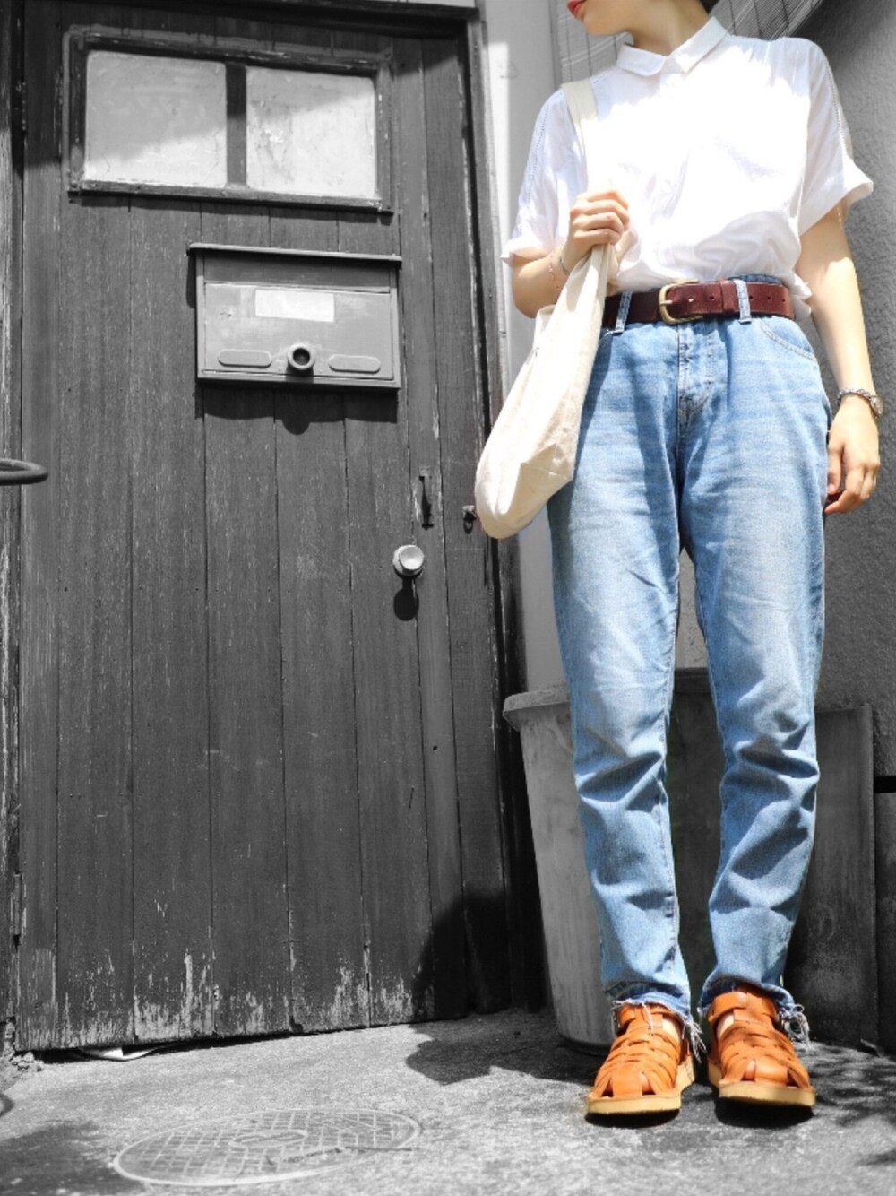 「シンプル、白シャツ、シャツスタイル、デニム、ダメージデニムパンツ、切りっぱなしデニム、ベルト、トートバッグ、赤リップ、グルカサンダル」｜「Fracapのアイテム（サンダル、ブラウン系）」を使った、ハルさん（レディース・158cm）の夏コーディネートの1枚目の写真