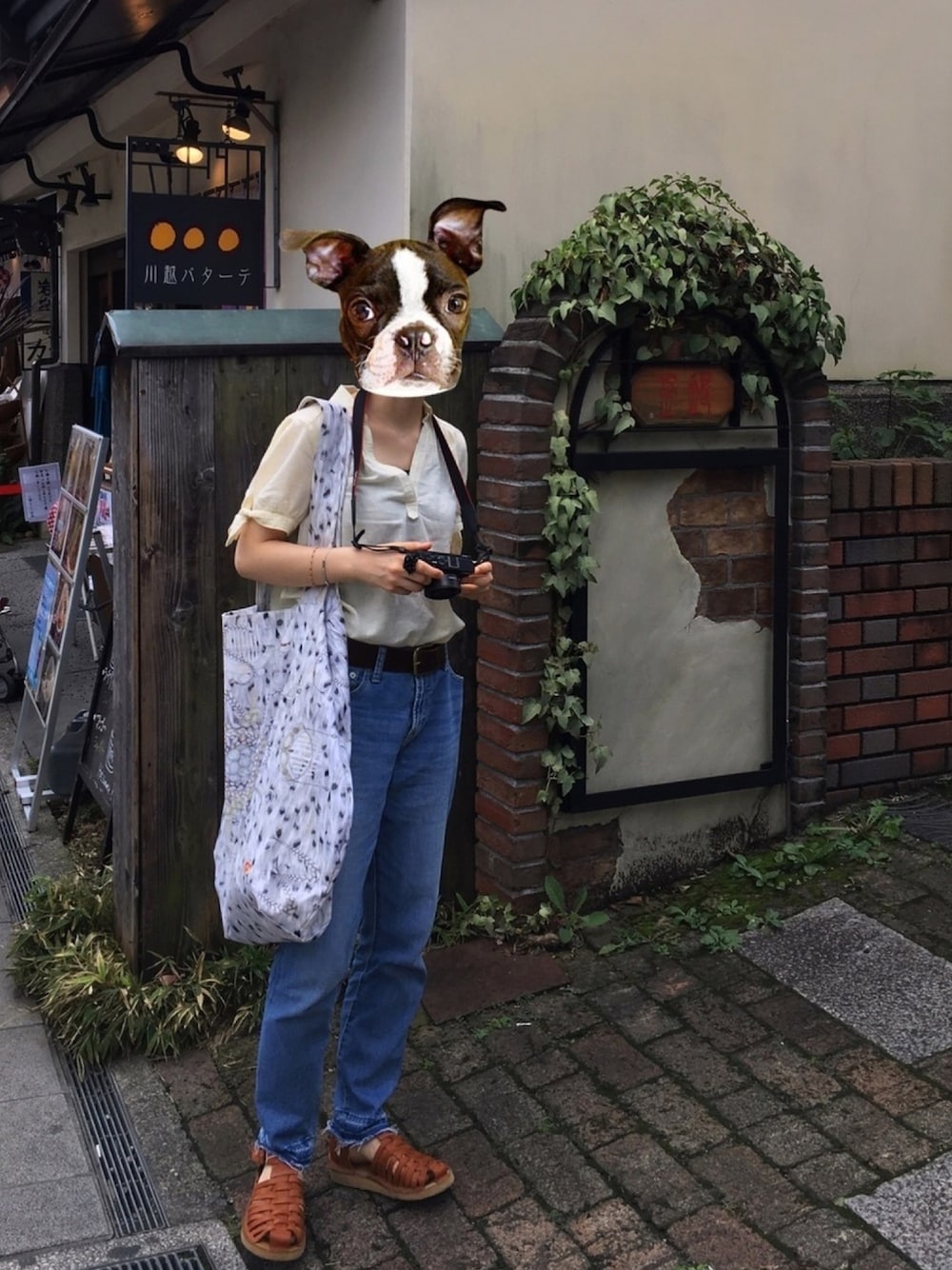 「ブラウス、ブラウス×デニム、デニム、デニムパンツ、ダメージデニムパンツ、イエロー、切りっぱなしデニム、黄色、グルカサンダル、夏コーデ」｜「Fracapのアイテム（サンダル、ブラウン系）」を使った、ハルさん（レディース・158cm）の夏コーディネートの1枚目の写真