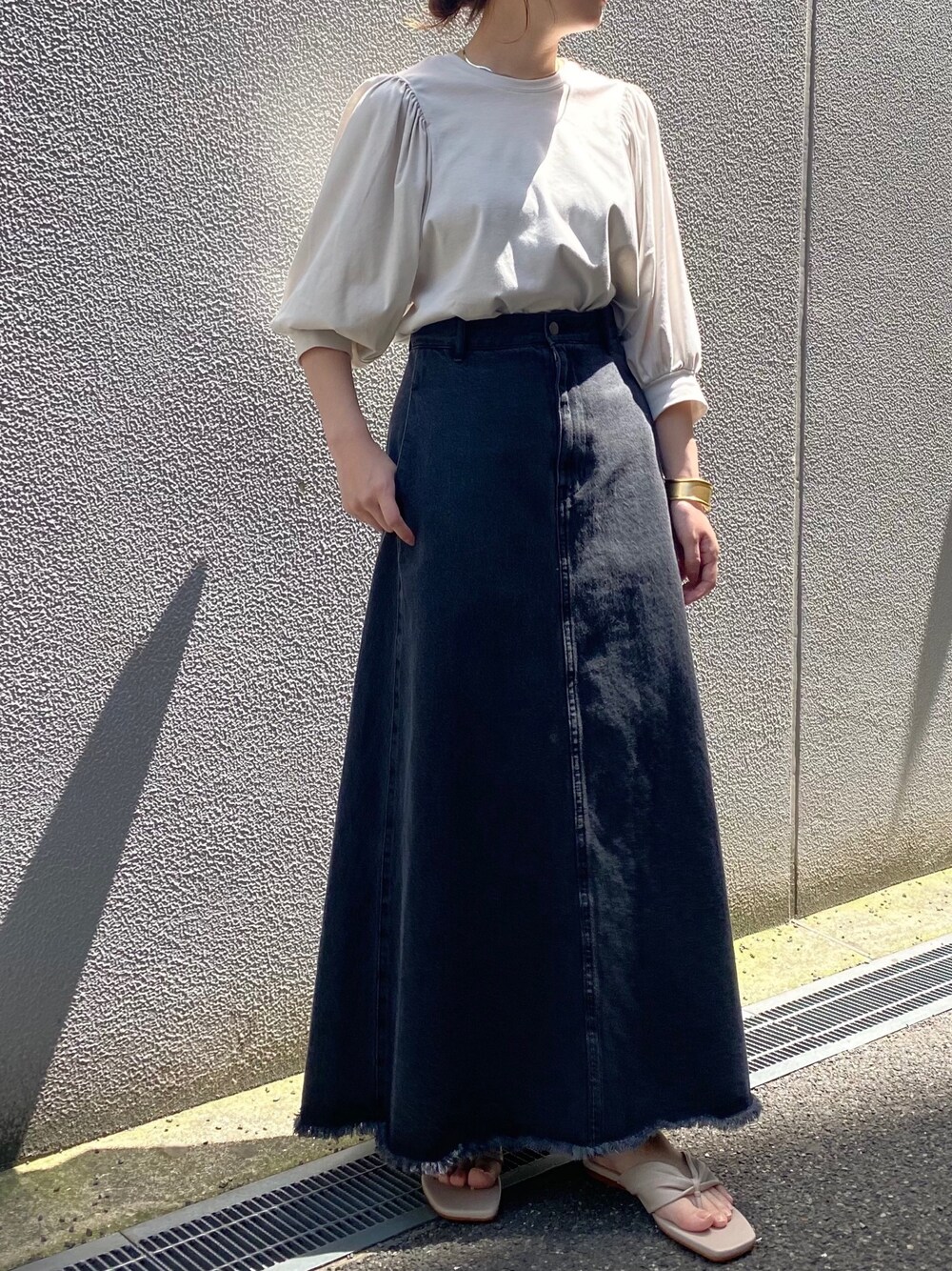 「ラクチンコーデ、オトナカジュアル、きれいめカジュアル、大人コーデ、ボリューム袖、春夏コーデ、デニム、サロンアダムエロペ、SALON　adam et rope'、プチプラ」｜「SALON adam et rope'のデニムロングフレアースカート（デニムスカート、ブラック系）」を使った、Fukaさん（レディース・153cm）の春コーディネートの1枚目の写真