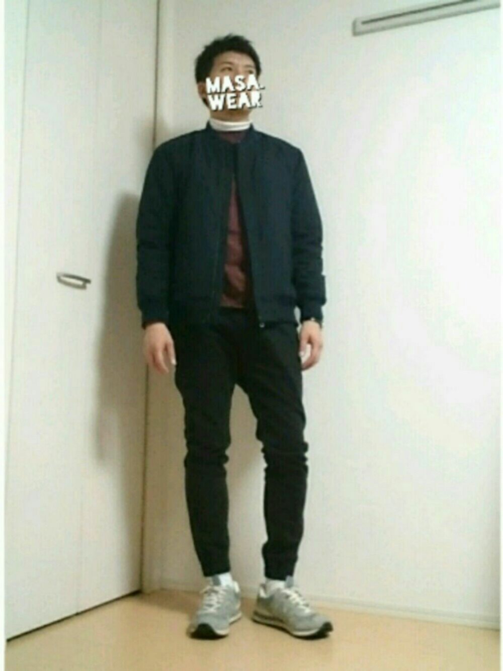 ブラック系のブルゾン、レッド系のスウェット、ホワイト系のTシャツ/カットソーを着用したメンズの冬コーディネートの1枚目の写真