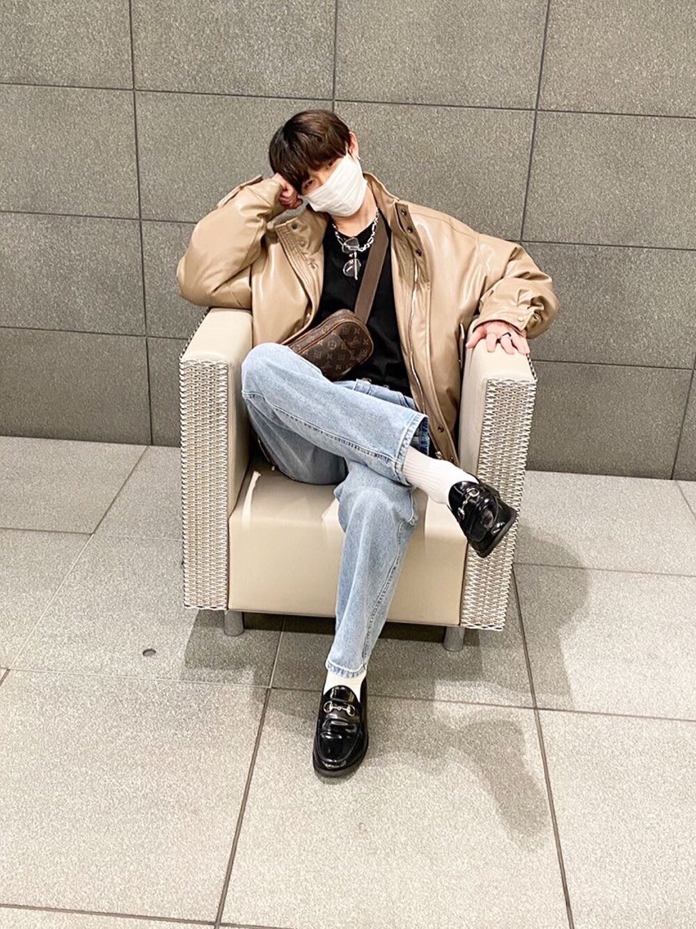 「#韓国ファッション、#美術館、＃おしゃれさんと繋がりたい、#綺麗系」｜「LOUIS VUITTONのアイテム（ショルダーバッグ、ブラウン系）」を使った、油井 亜斗夢さん（メンズ・178cm）の春コーディネートの1枚目の写真