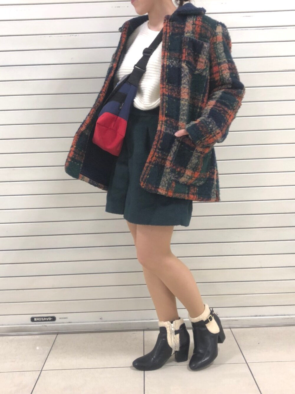 「カラーコート、チェックコート、白ニット、ショートパンツ、ショートブーツ、ショルダーバッグ」｜「チチカカのボンディングチェックコート（その他アウター、グリーン系）」を使った、たなきゃさん（レディース・153cm）の春コーディネートの1枚目の写真