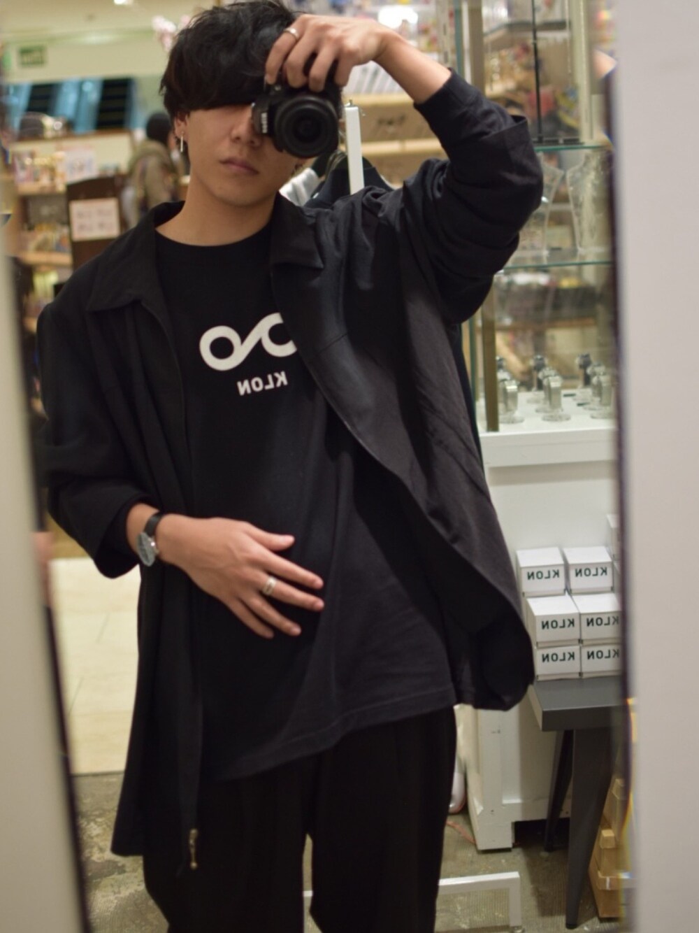 ブラック系のTシャツ/カットソー、ブラック系のアナログ腕時計を着用したメンズの夏コーディネートの1枚目の写真