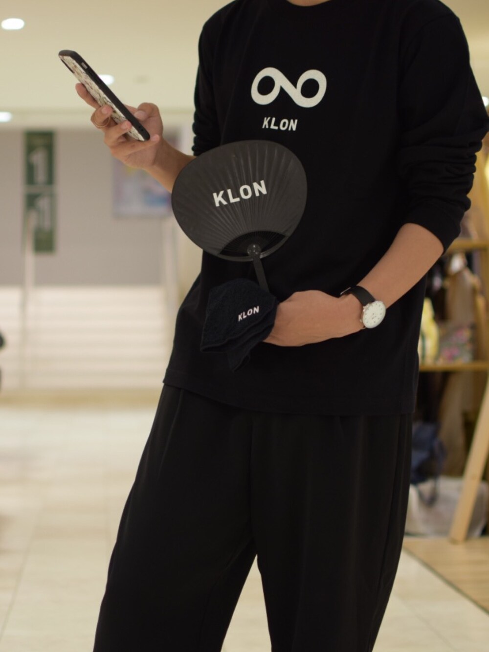 「お洒落さんとつながりたい、シンプルコーデ、今日のコーデ、Klon、ロゴT、モード、うちわ、ブラックコーデ、お祭りコーデ、いいね、save、フォローお願いします🤑」｜「KLONのアイテム（ハンカチ/ハンドタオル、ブラック系）」を使った、leo_klonさん（メンズ・168cm）の夏コーディネートの1枚目の写真