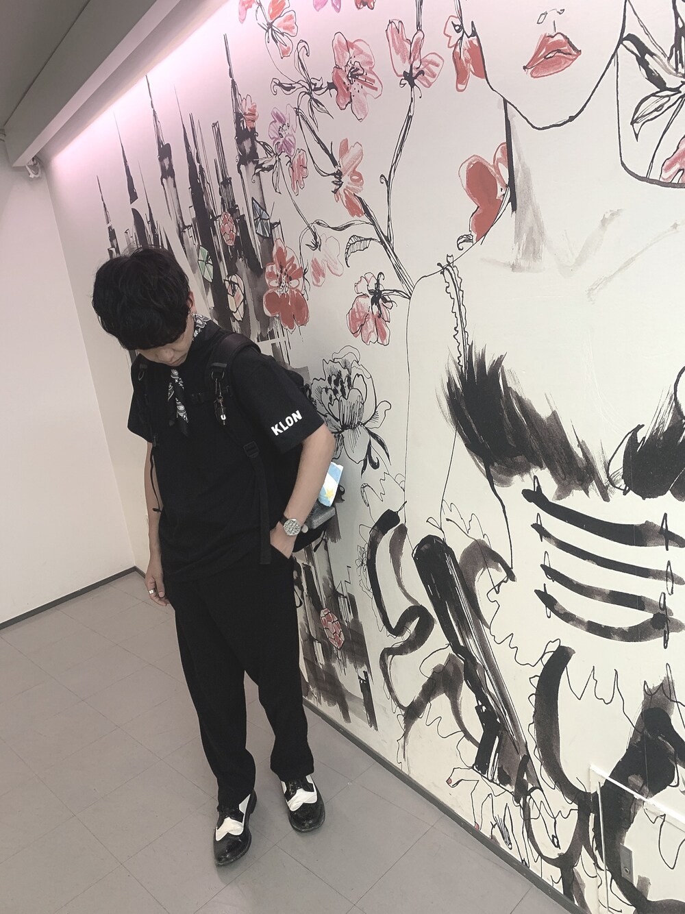 「大人トレンドカジュアル、おしゃれさんと繋がりたい、カジュアルコーデ、モノトーンコーデ、リラックススタイル、低身長、モード、シンプルコーデ、古着コーデ、Klon」｜「KLONのKLON HENRY NECK T-SHIRTS BLACK（Tシャツ/カットソー、ブラック系）」を使った、leo_klonさん（メンズ・168cm）の秋コーディネートの1枚目の写真