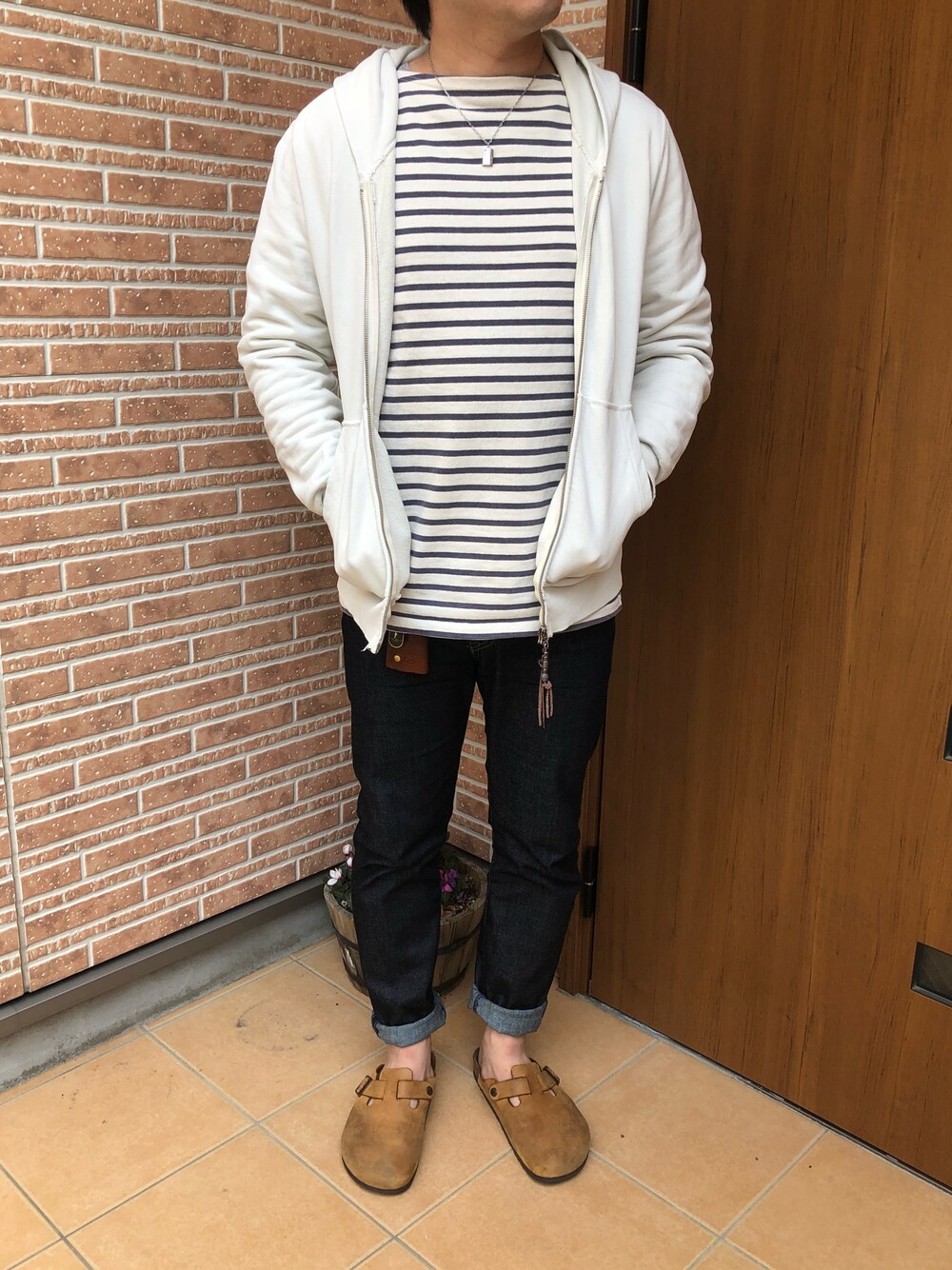 ホワイト系のパーカー、ホワイト系のTシャツ/カットソー、ブルー系のデニムパンツを着用したメンズの春コーディネートの1枚目の写真