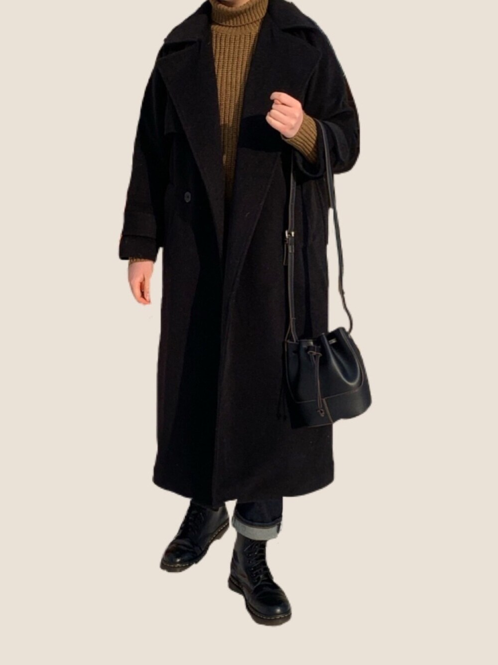 「ユニクロ、ユニクロユー、UNIQLO U、UNIQLOU、タートルネック、ローゲージタートルネックセーター、ロングコート、黒コート、コート、ドクターマーチン」｜「UNIQLOのアイテム（ニット/セーター、ブラウン系）」を使った、a_code7さん（レディース・172cm）の冬コーディネートの1枚目の写真