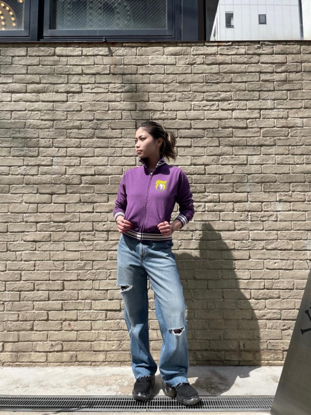 「ジャケット、ヒステリックグラマー、春こーで、hysteric glamour、らふこーで、ワイドぱんつ、シンプルこーで、ストリート⁈」｜「HYSTERIC GLAMOURのRESIZE加工 デニムストレートパンツ（デニムパンツ、ブルー系）」を使った、k_n_e0819さん（レディース・158cm）の春コーディネートの1枚目の写真