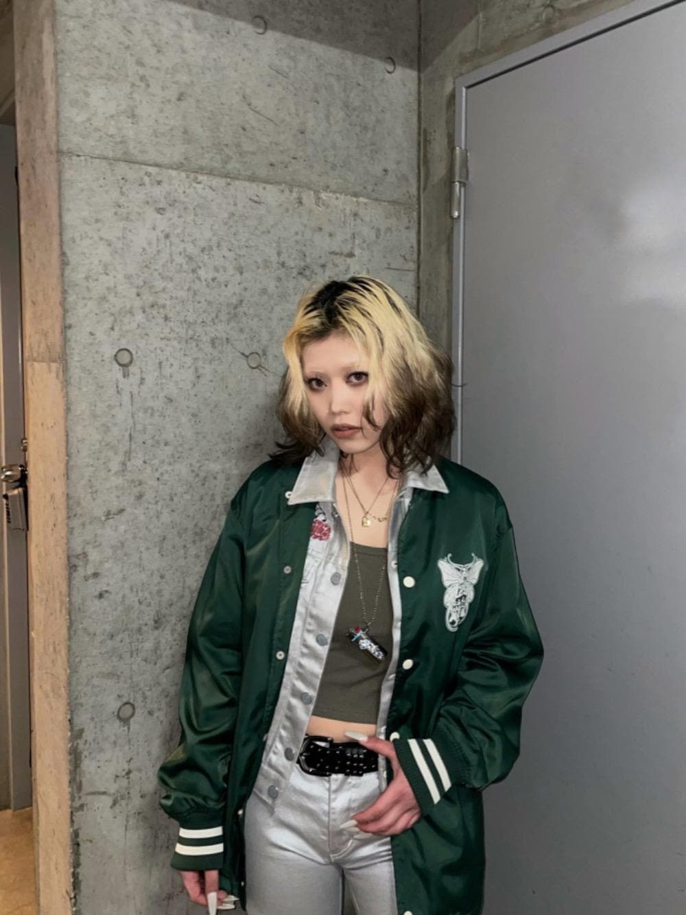 「HYSTERIC GLAMOURのシルバーデニムスリムパンツ（デニムパンツ、シルバー系）」を使った、k_n_e0819さん（レディース・158cm）の春コーディネートの1枚目の写真