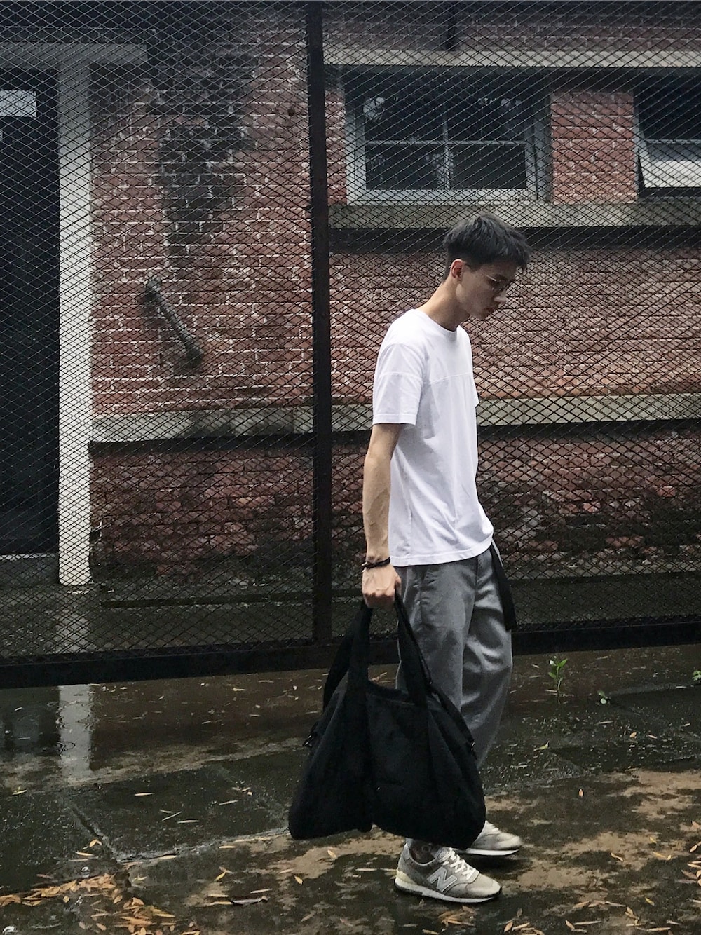 「Knotted Treeのアイテム（Tシャツ/カットソー、ホワイト系）」を使った、呛味PlayBoyさん（メンズ・175cm）の夏コーディネートの1枚目の写真