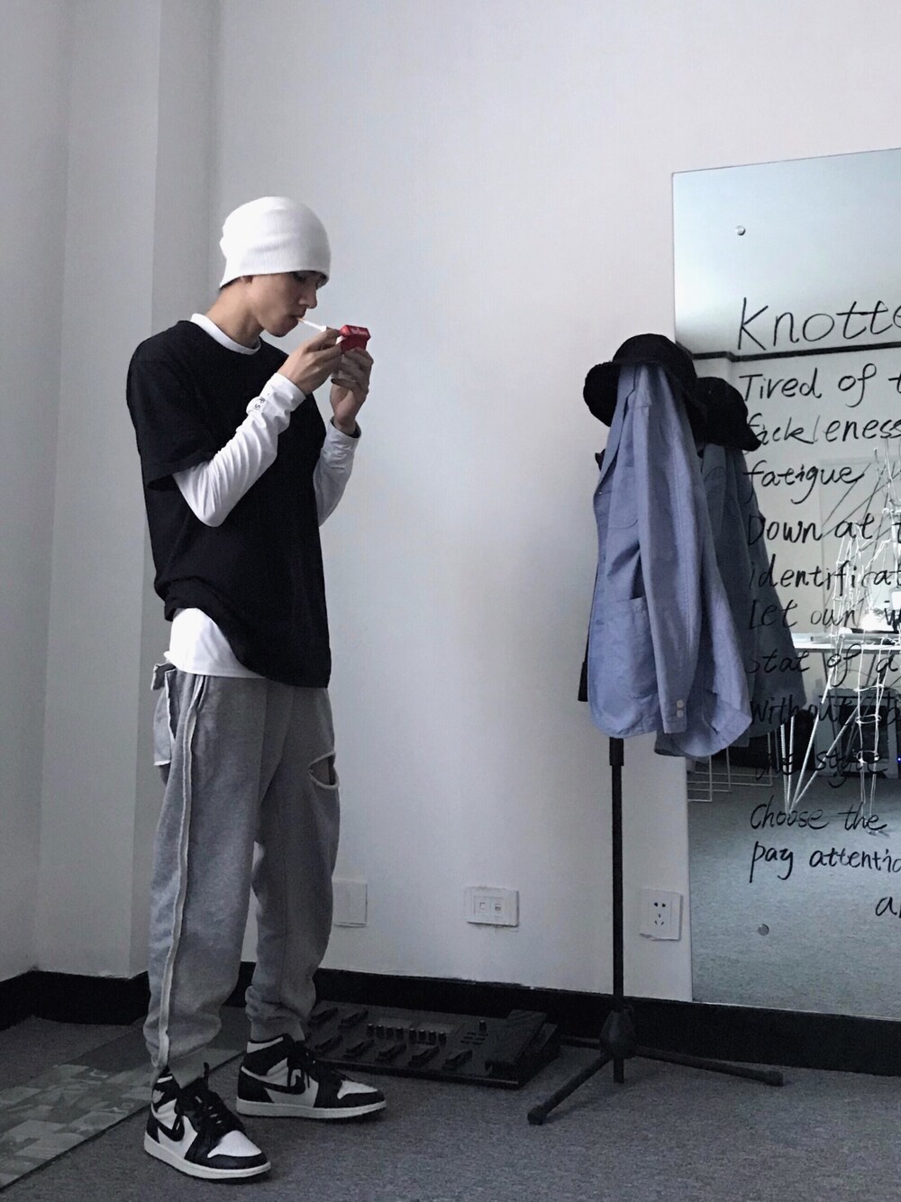 「Knotted Treeのアイテム（チノパンツ、グレー系）」を使った、呛味PlayBoyさん（メンズ・178cm）の秋コーディネートの1枚目の写真