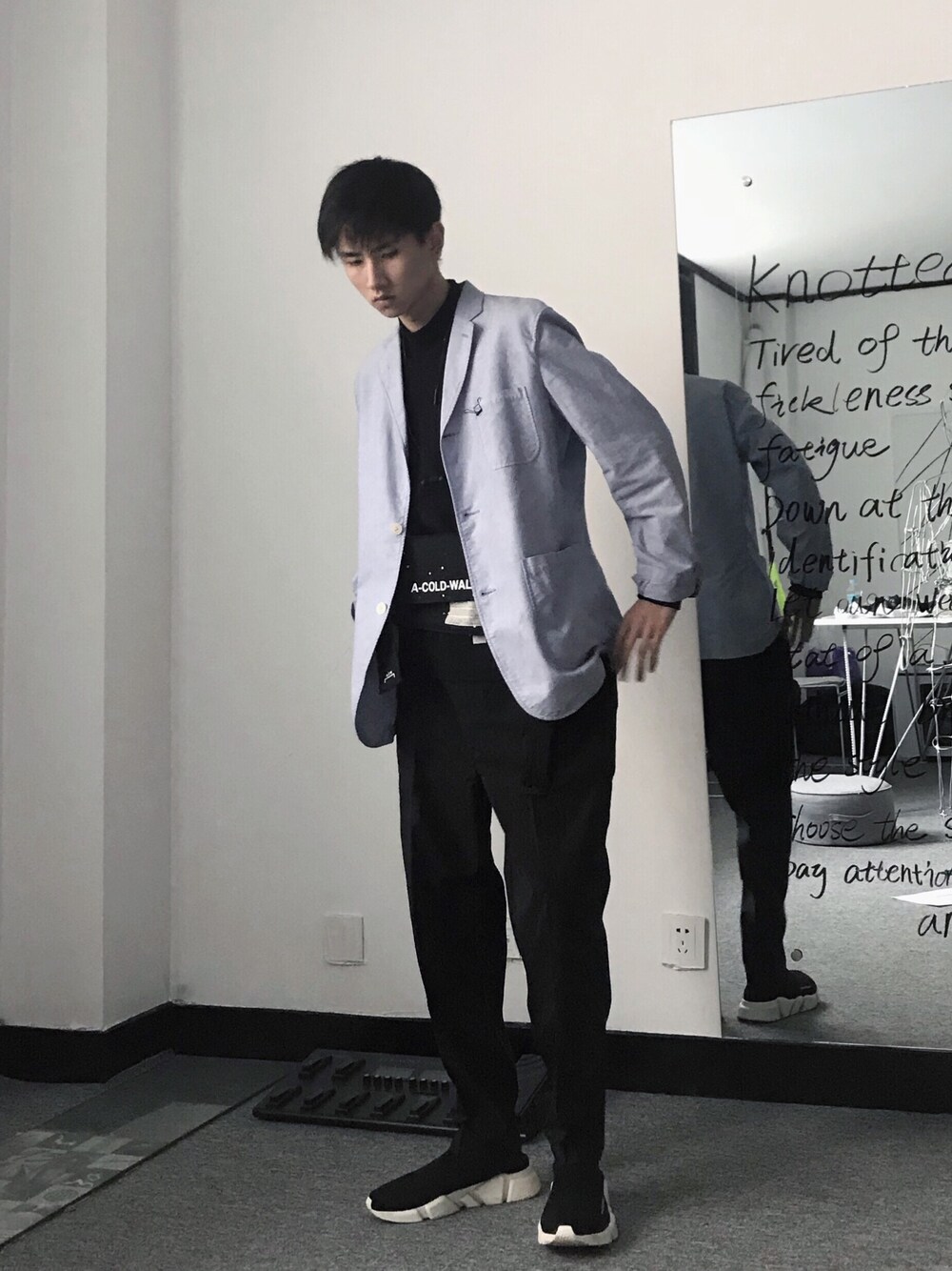 「Knotted Treeのアイテム（チノパンツ、ブラック系）」を使った、呛味PlayBoyさん（メンズ・178cm）の秋コーディネートの1枚目の写真
