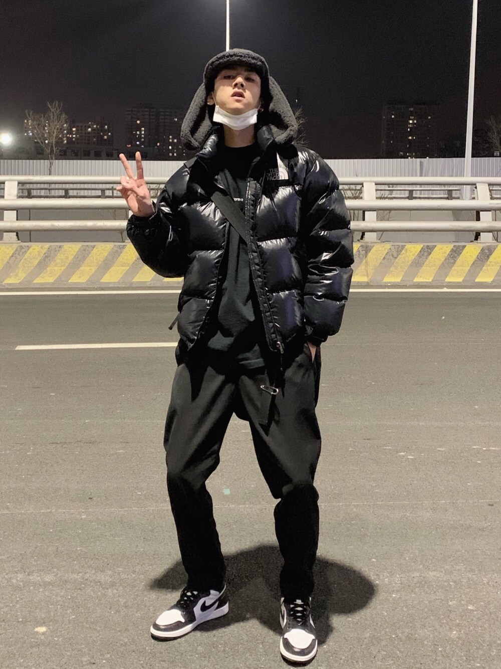 「Supreme のアイテム（Tシャツ/カットソー、ブラック系）」を使った、呛味PlayBoyさん（メンズ・176cm）の冬コーディネートの1枚目の写真