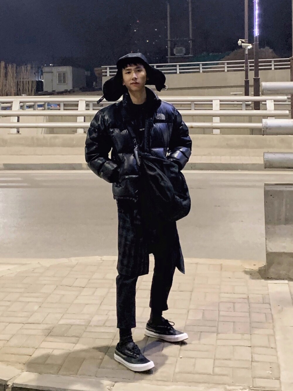 「THE NORTH FACEのアイテム（ダウンジャケット/コート、ブラック系）」を使った、呛味PlayBoyさん（メンズ・176cm）の冬コーディネートの1枚目の写真
