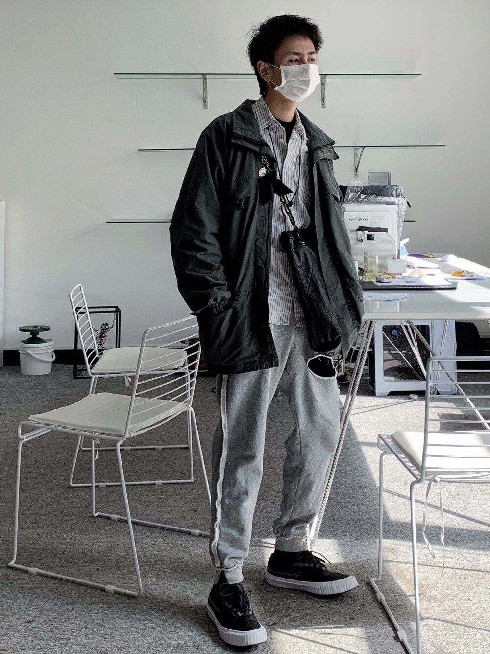 「CONVERSEのアイテム（スニーカー、ブラック系）」を使った、呛味PlayBoyさん（メンズ・176cm）の春コーディネートの1枚目の写真