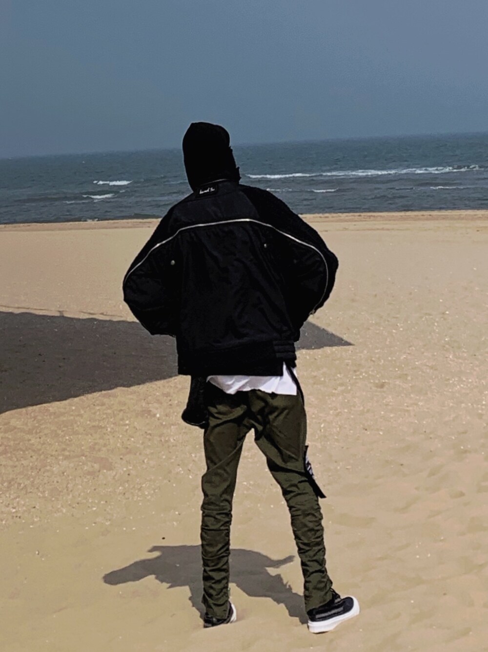 「CONVERSEのアイテム（スニーカー、ブラック系）」を使った、呛味PlayBoyさん（メンズ・176cm）の春コーディネートの1枚目の写真