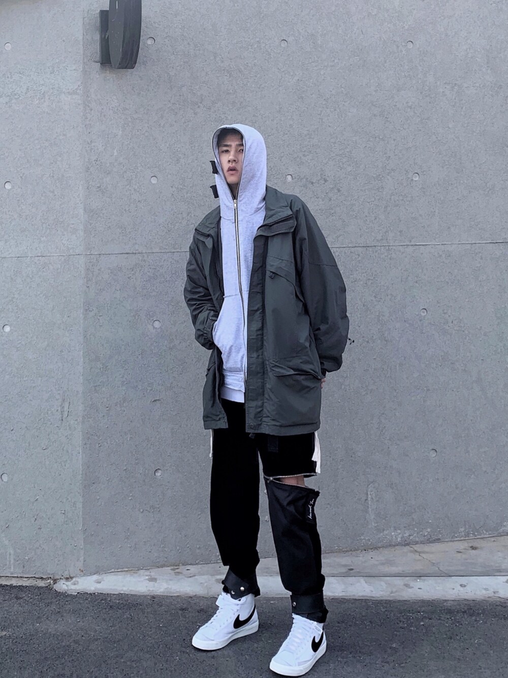 「Knotted Treeのアイテム（パーカー、グレー系）」を使った、呛味PlayBoyさん（メンズ・176cm）の春コーディネートの1枚目の写真
