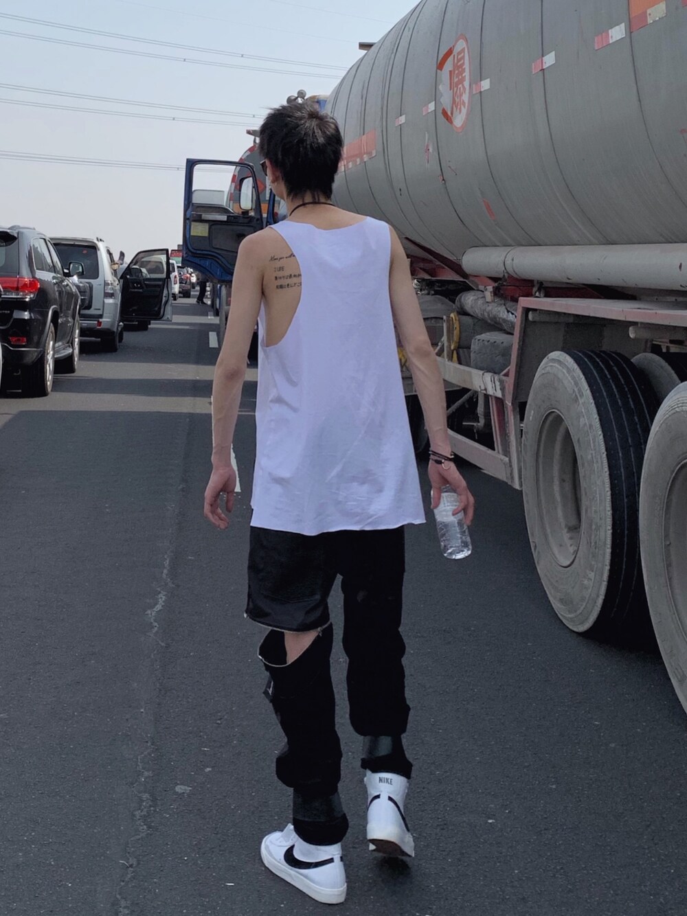 「NIKEのアイテム（スニーカー、ホワイト系）」を使った、呛味PlayBoyさん（メンズ・176cm）の春コーディネートの1枚目の写真
