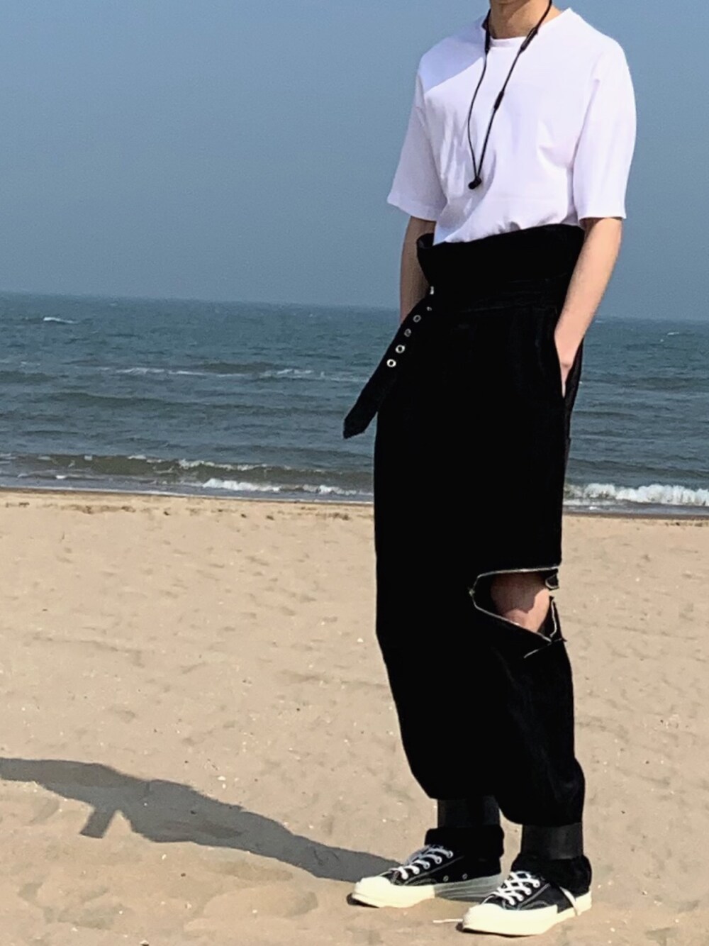 「CONVERSEのアイテム（スニーカー、ブラック系）」を使った、呛味PlayBoyさん（メンズ・176cm）の春コーディネートの1枚目の写真