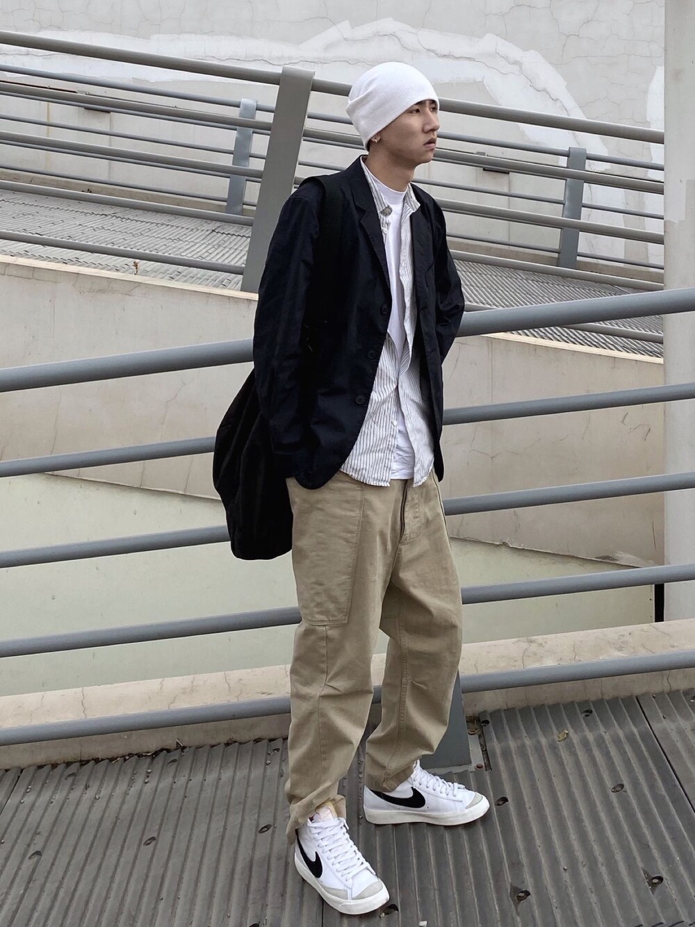 「NIKEのアイテム（スニーカー、ホワイト系）」を使った、呛味PlayBoyさん（メンズ・176cm）の秋コーディネートの1枚目の写真