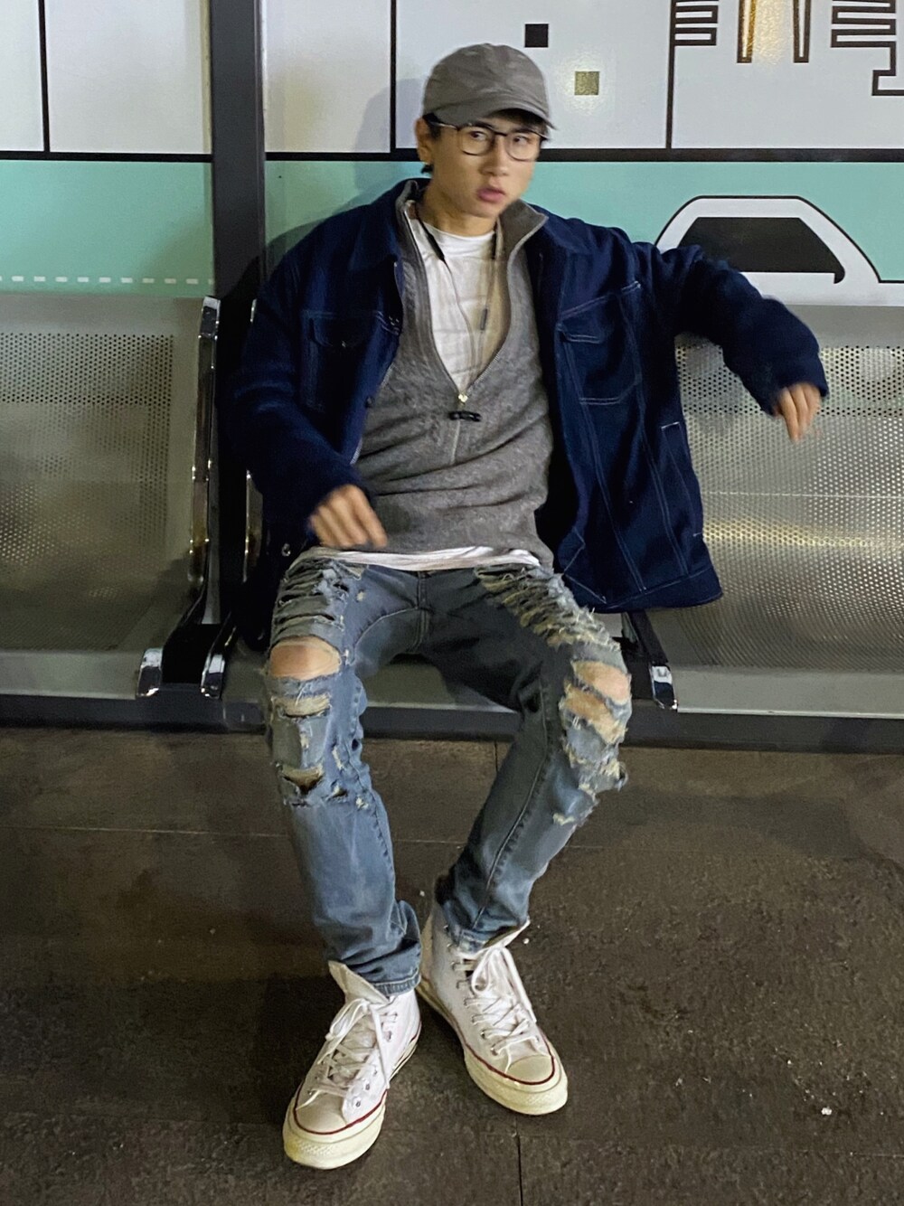 「UNDERCOVERのアイテム（デニムパンツ、ブルー系）」を使った、呛味PlayBoyさん（メンズ・176cm）の冬コーディネートの1枚目の写真