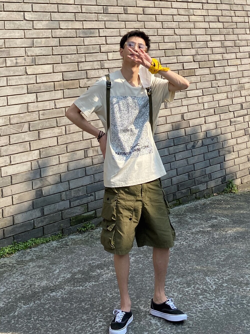 「OAMCのアイテム（Tシャツ/カットソー、ベージュ系）」を使った、呛味PlayBoyさん（メンズ・176cm）の春コーディネートの1枚目の写真
