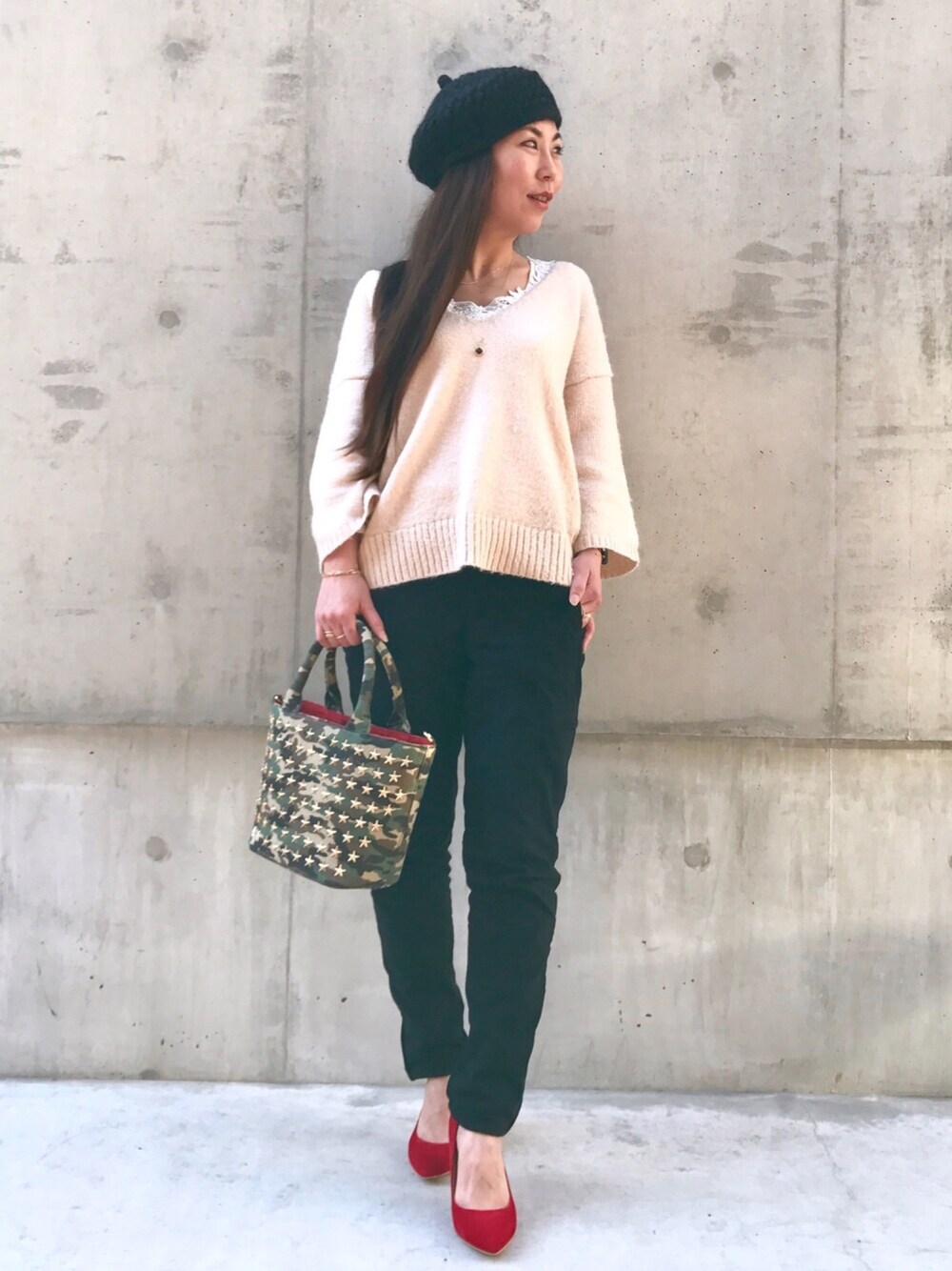 グリーン系のトートバッグ、ホワイト系のニット/セーター、レッド系のパンプスを着用したレディースの冬コーディネートの1枚目の写真