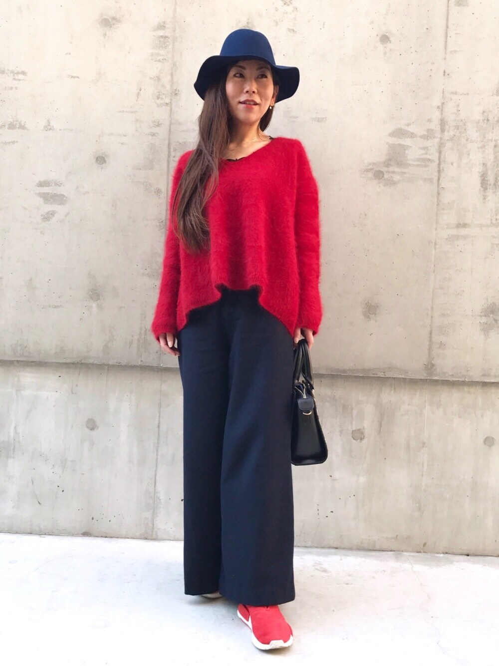 ブルー系のその他パンツ、レッド系のニット/セーター、レッド系のスニーカーを着用したレディースの冬コーディネートの1枚目の写真