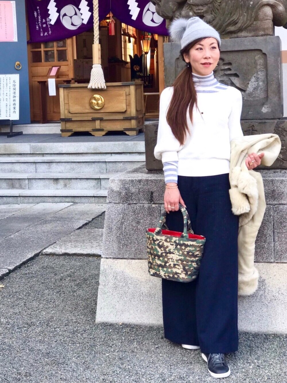 ブルー系のその他パンツ、その他のニット/セーター、ホワイト系のニット/セーターを着用したレディースの冬コーディネートの1枚目の写真