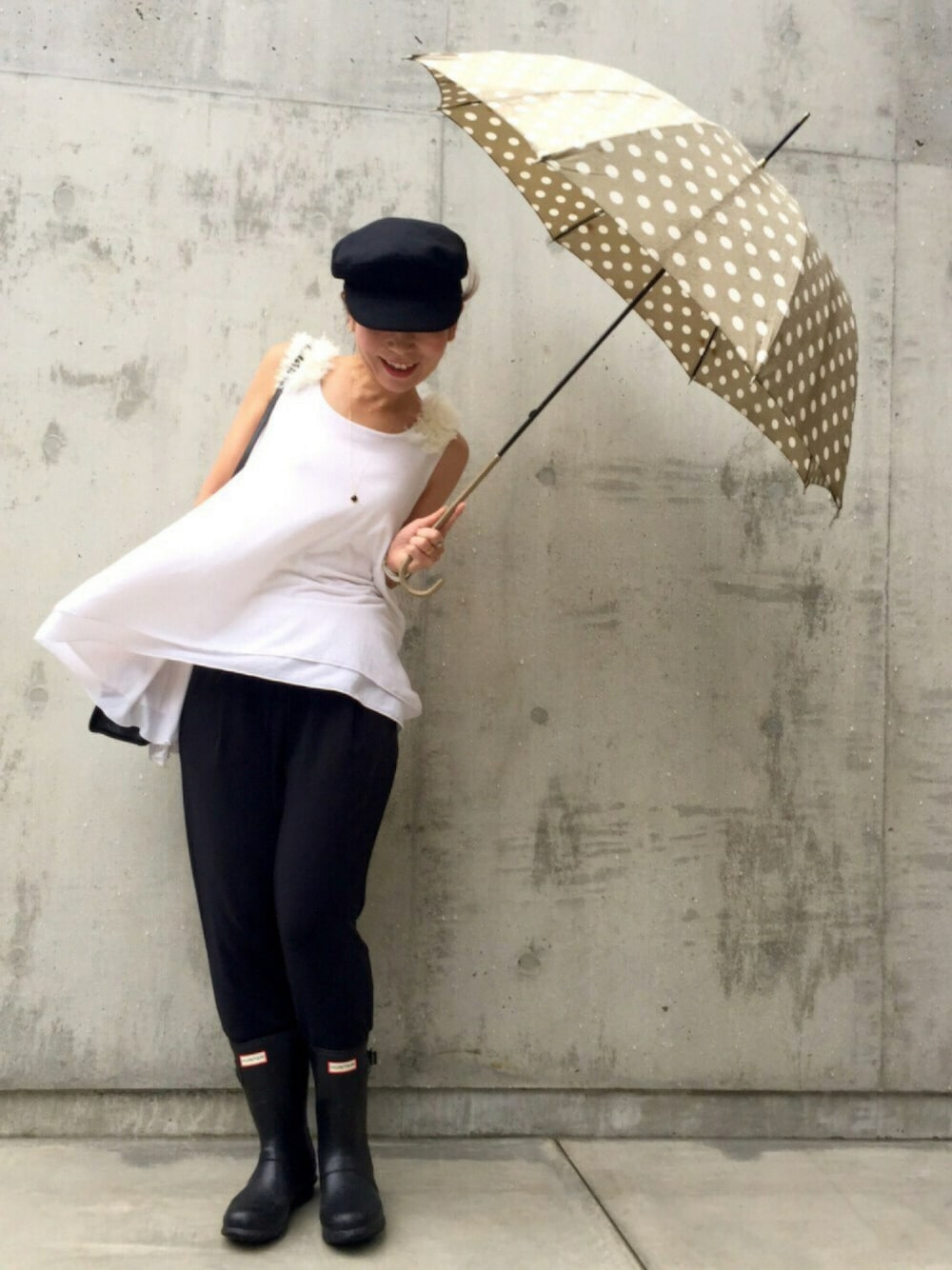 ブラック系のレインシューズ、ホワイト系のTシャツ/カットソー、ブラック系のその他パンツを着用したレディースの夏コーディネートの1枚目の写真