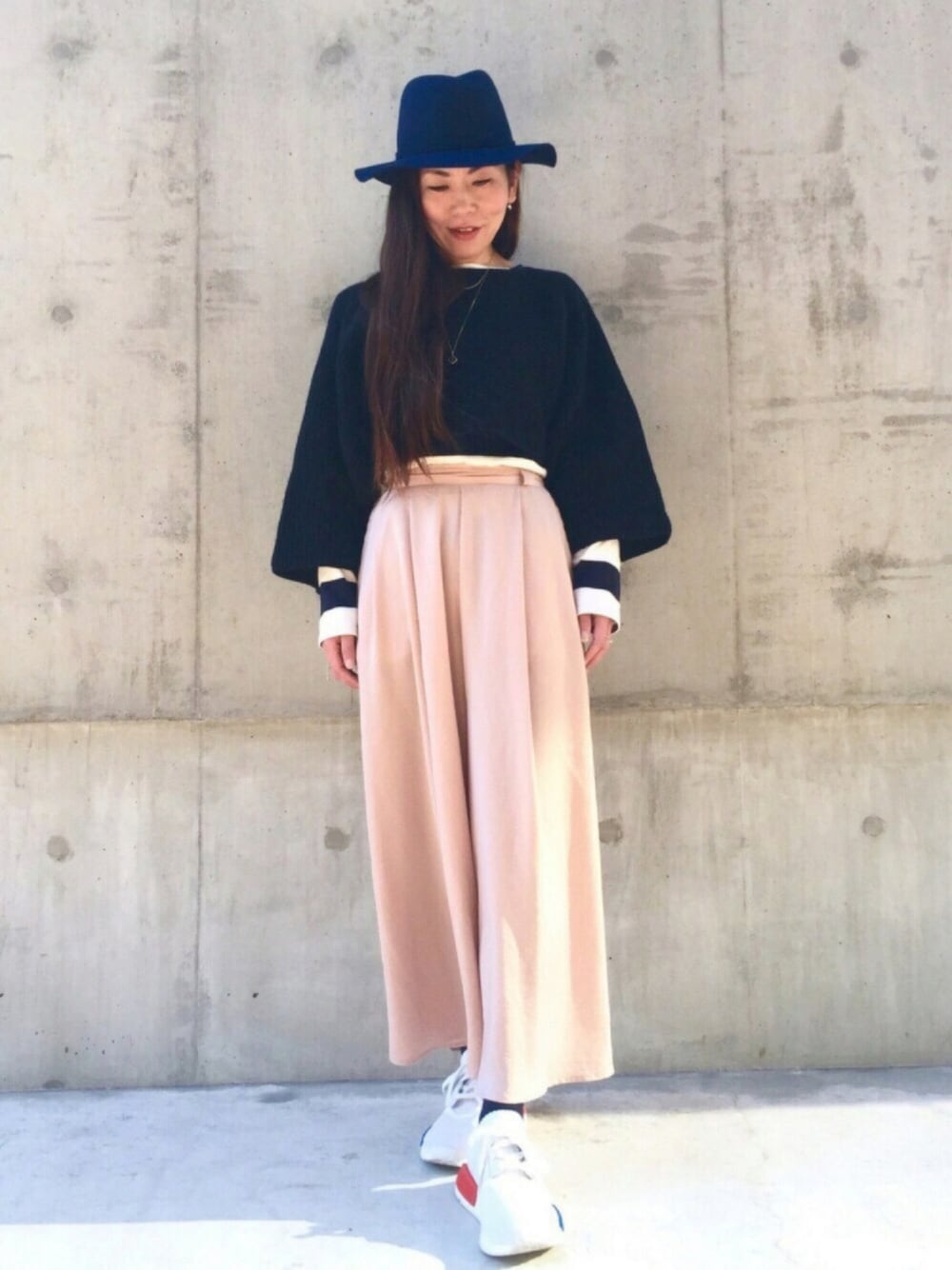 ブルー系のニット/セーター、ピンク系のその他パンツ、ホワイト系のスニーカーを着用したレディースの秋コーディネートの1枚目の写真