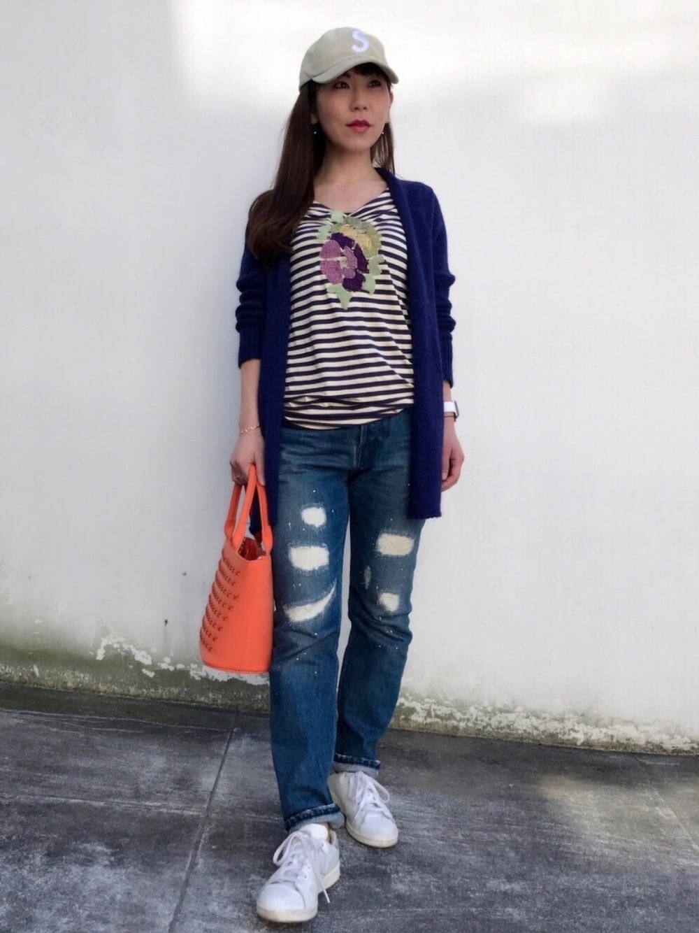 ブルー系のデニムパンツ、ブルー系のTシャツ/カットソー、ブルー系のカーディガン/ボレロを着用したレディースの冬コーディネートの1枚目の写真