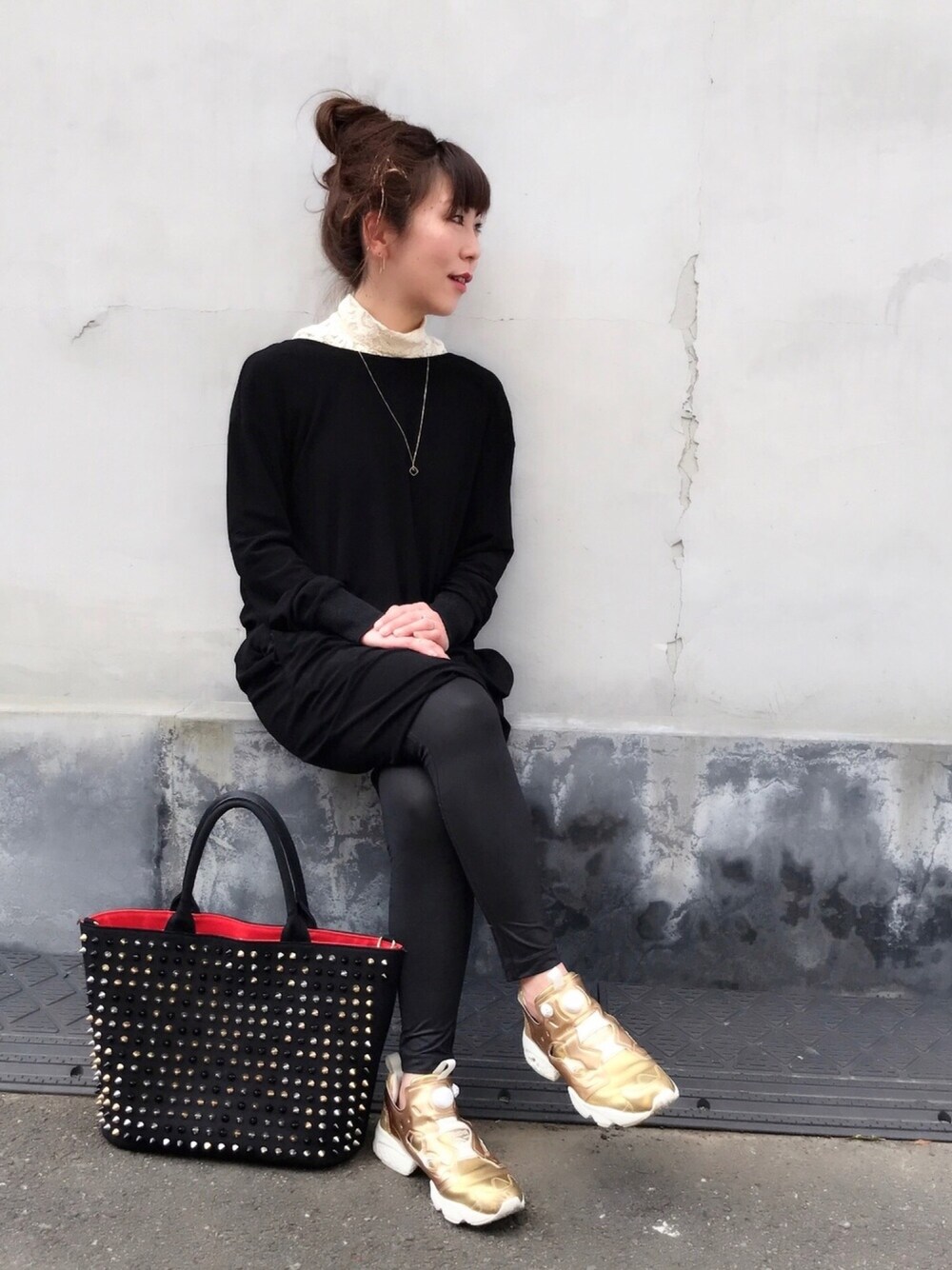 ブラック系のワンピース、ベージュ系のシャツ/ブラウス、ゴールド系のスニーカーを着用したレディースの冬コーディネートの1枚目の写真