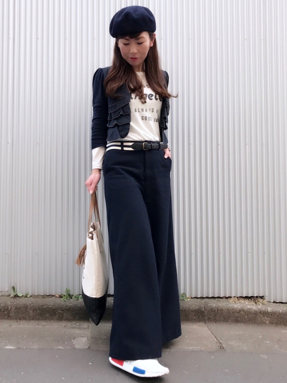 ブルー系のカーディガン/ボレロ、ブルー系のその他パンツ、ホワイト系のスニーカーを着用したレディースの春コーディネートの1枚目の写真