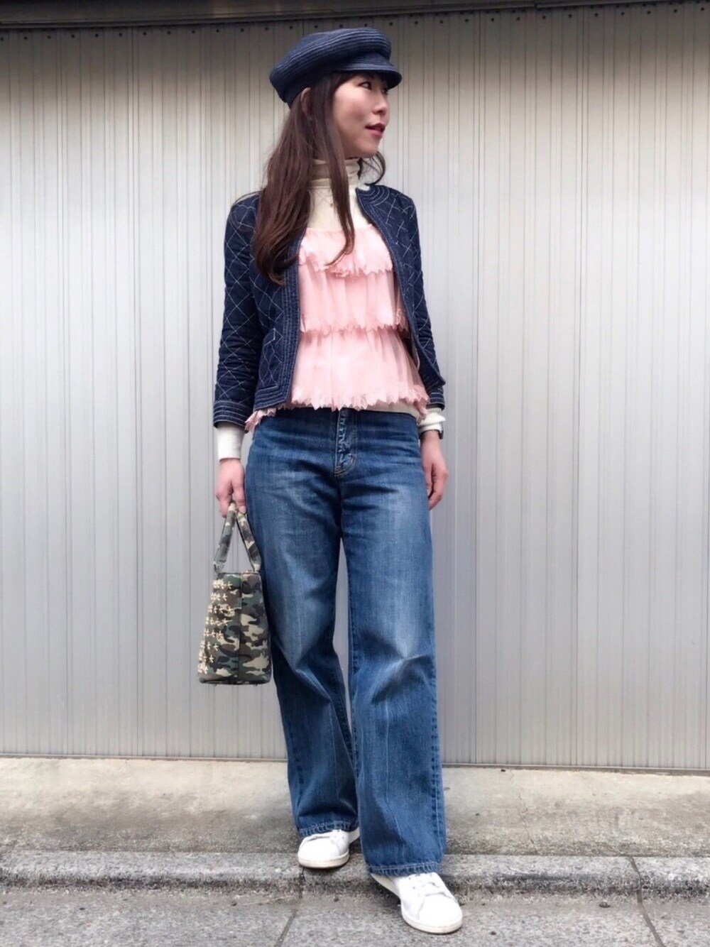 ブルー系のデニムパンツ、ブルー系のデニムジャケット、ピンク系のキャミソールを着用したレディースの冬コーディネートの1枚目の写真