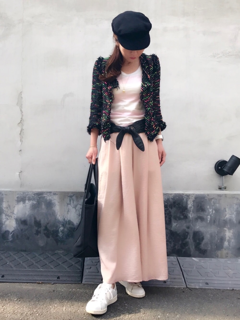 ブラック系のその他アウター、ピンク系のその他パンツ、グレー系のスニーカーを着用したレディースの春コーディネートの1枚目の写真