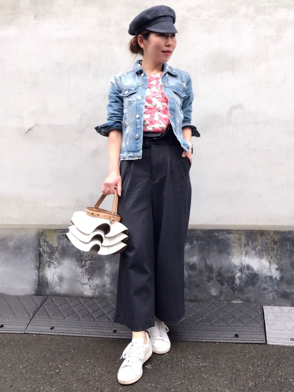 ブルー系のデニムジャケット、ピンク系のTシャツ/カットソー、ブルー系のパンツを着用したレディースの春コーディネートの1枚目の写真