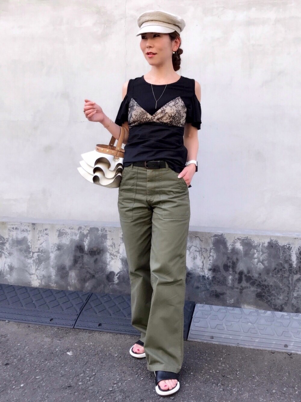 グリーン系のその他パンツ、ブラック系のキャミソール、ホワイト系のショルダーバッグを着用したレディースの春コーディネートの1枚目の写真