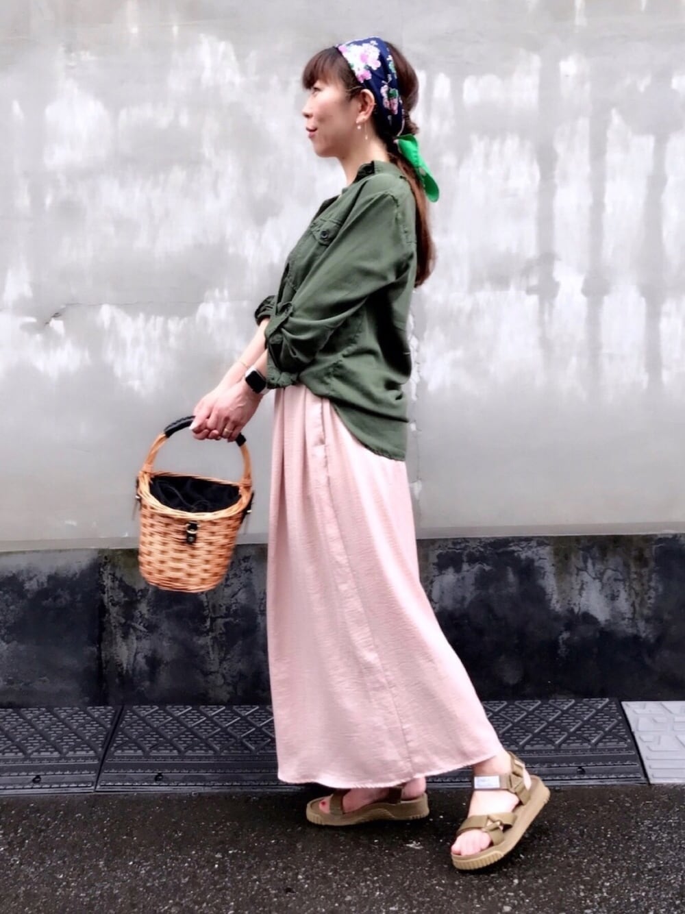 グリーン系のシャツ/ブラウス、ブラウン系のかごバッグ、その他のサンダルを着用したレディースの春コーディネートの1枚目の写真