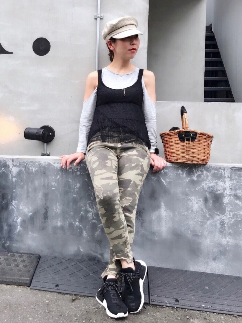 グリーン系のデニムパンツ、グレー系のTシャツ/カットソー、ブラック系のスニーカーを着用したレディースの夏コーディネートの1枚目の写真