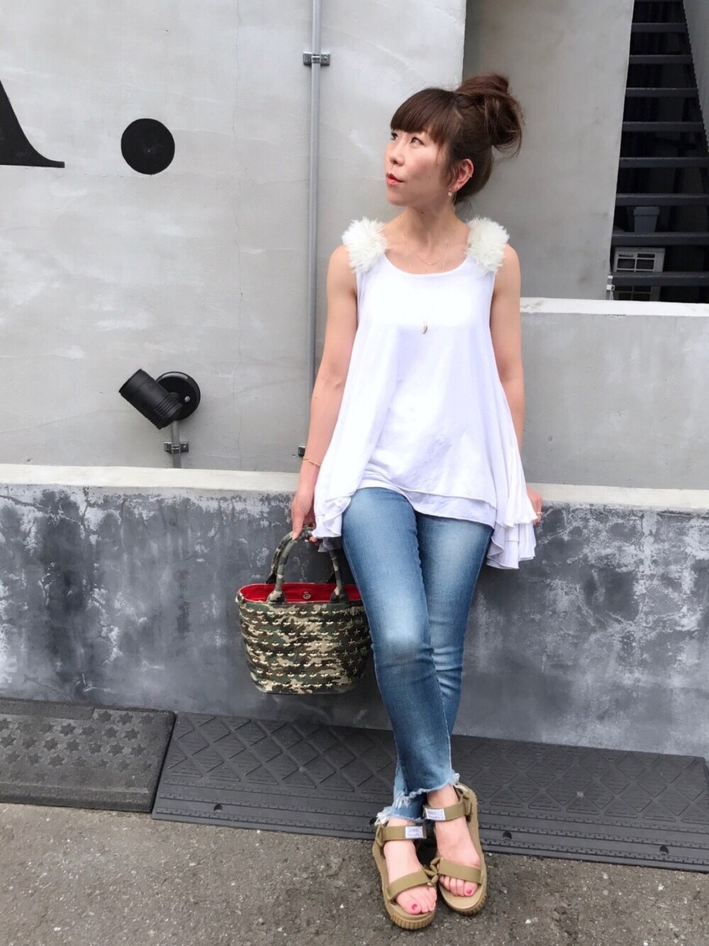 ブルー系のデニムパンツ、ホワイト系のTシャツ/カットソー、その他のサンダルを着用したレディースの夏コーディネートの1枚目の写真