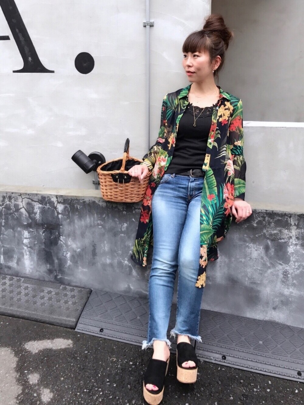 グリーン系のシャツ/ブラウス、ブルー系のデニムパンツ、ブラック系のサンダルを着用したレディースの夏コーディネートの1枚目の写真