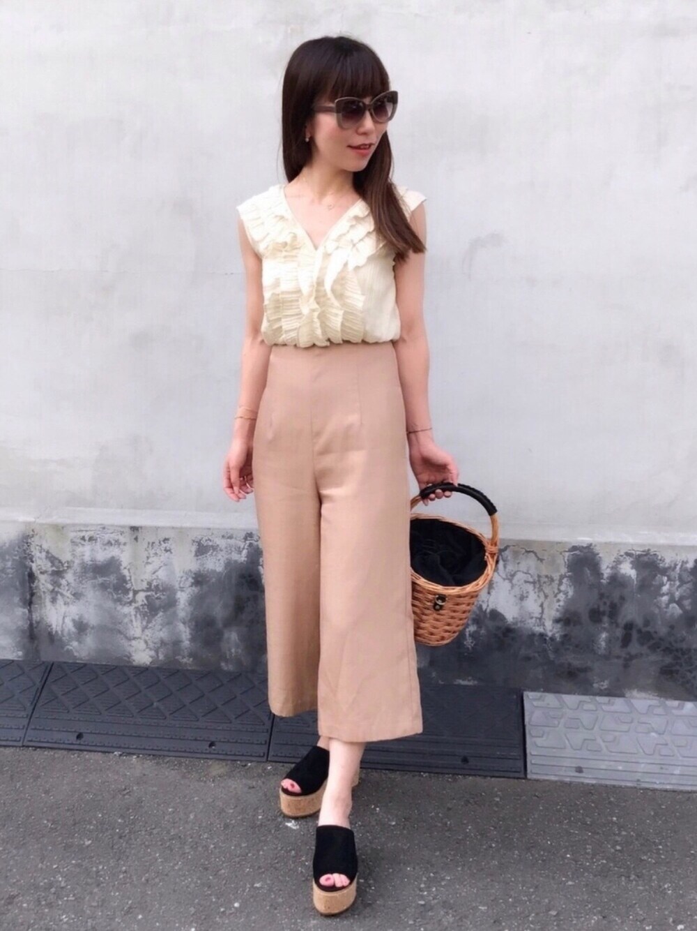 ベージュ系のつなぎ/オールインワン、ブラック系のサンダル、ブラウン系のかごバッグを着用したレディースの夏コーディネートの1枚目の写真